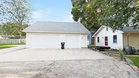 Exterior - 910 N 5th St, Montevideo, MN 56265 photo 3 of 6