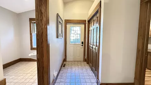 Entry Way - 910 N 5th St, Montevideo, MN 56265 photo 5 of 7