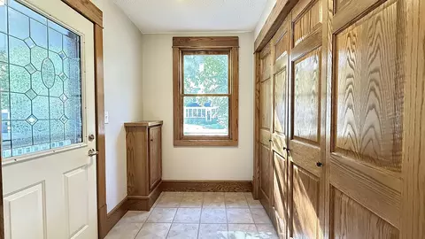 Entry Way - 910 N 5th St, Montevideo, MN 56265 photo 2 of 7