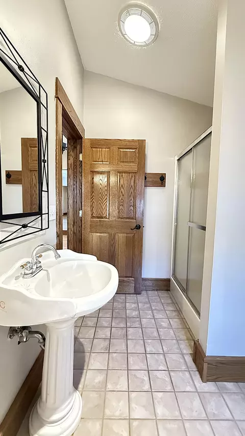 Bath - 910 N 5th St, Montevideo, MN 56265 photo 4 of 11