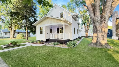Exterior - 910 N 5th St, Montevideo, MN 56265 photo 2 of 6