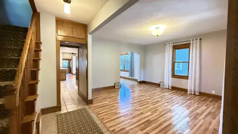 Entry Way - 910 N 5th St, Montevideo, MN 56265 photo 4 of 7