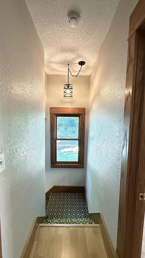 Entry Way - 910 N 5th St, Montevideo, MN 56265 photo 6 of 7