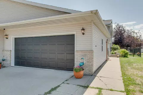 1427 Suntree Dr, West Fargo, ND 58078