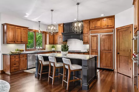 10053 Trails End Rd, Chanhassen, MN 55317