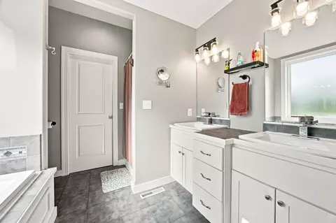 Bath - 823 Birdie Ct, Mapleton, ND 58059 photo 2 of 5