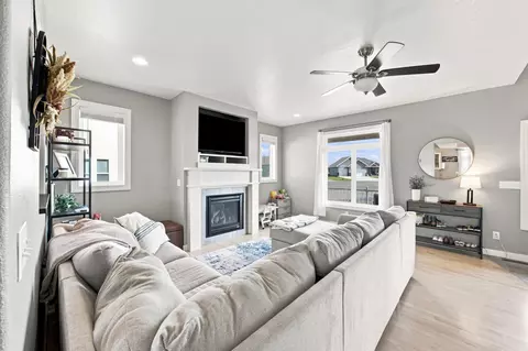Living - 823 Birdie Ct, Mapleton, ND 58059 photo 3 of 3