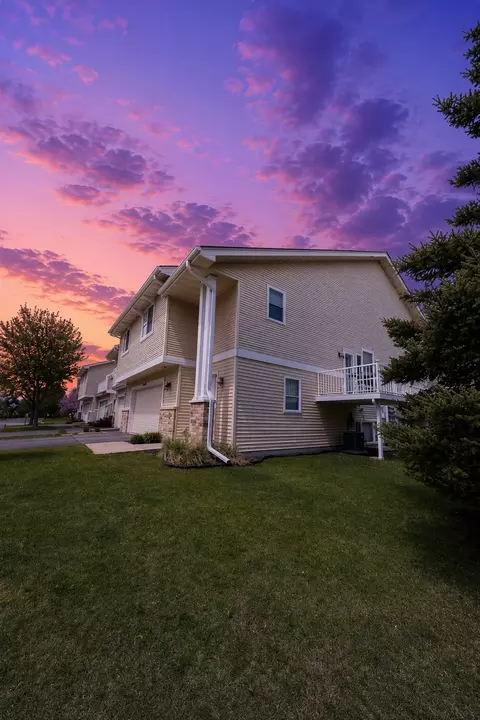 4820 Underwood Ln N #E, Plymouth, MN 55442