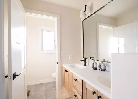 Bath - 116 E Lakeview Dr, Silver Bay, MN 55614 photo 3 of 4