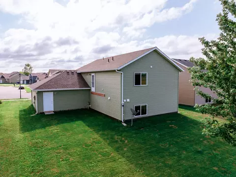 Exterior - 1051 Yellowstone Ave, Saint Cloud, MN 56303 photo 5 of 7