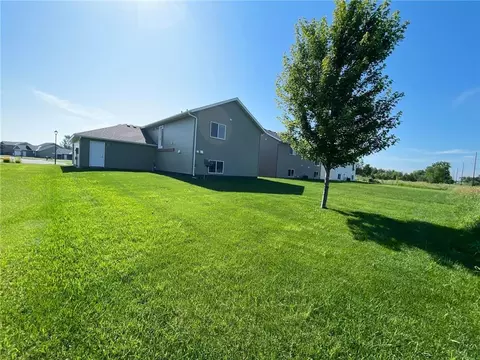 Exterior - 1051 Yellowstone Ave, Saint Cloud, MN 56303 photo 4 of 7