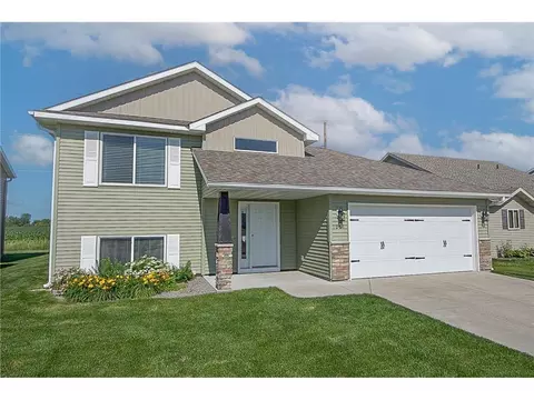 Exterior - 1051 Yellowstone Ave, Saint Cloud, MN 56303 photo 2 of 7