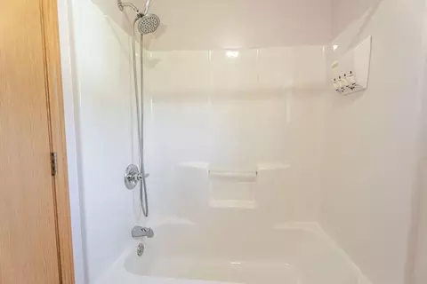 Bath - 5871 Sandy Dr, Saint Cloud, MN 56303 photo 4 of 8