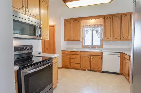 Kitchen - 5871 Sandy Dr, Saint Cloud, MN 56303 photo 4 of 5