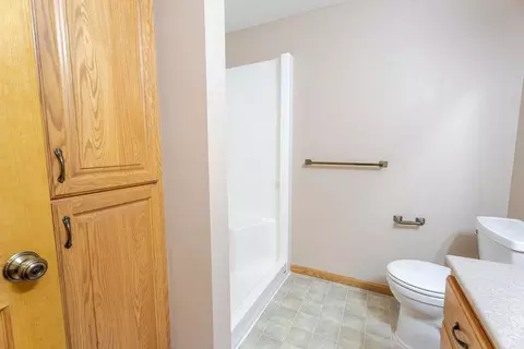 Bath - 5871 Sandy Dr, Saint Cloud, MN 56303 photo 7 of 8
