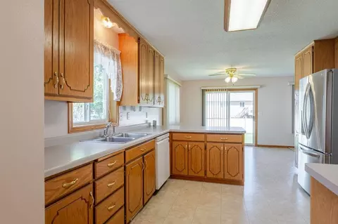 Kitchen - 5871 Sandy Dr, Saint Cloud, MN 56303 photo 2 of 5