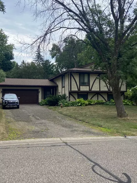 3052 Camelot Cir, Woodbury, MN 55125