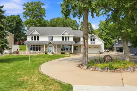 1082 W Lake Dr, Detroit Lakes, MN 56501