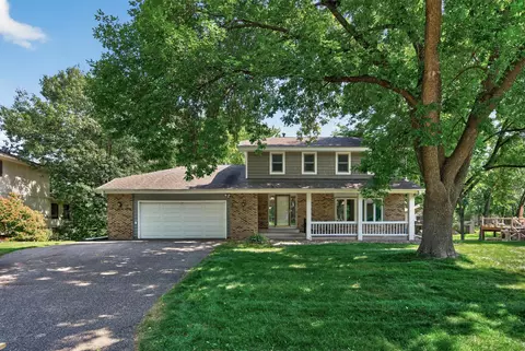 10141 Laurel Dr, Eden Prairie, MN 55347