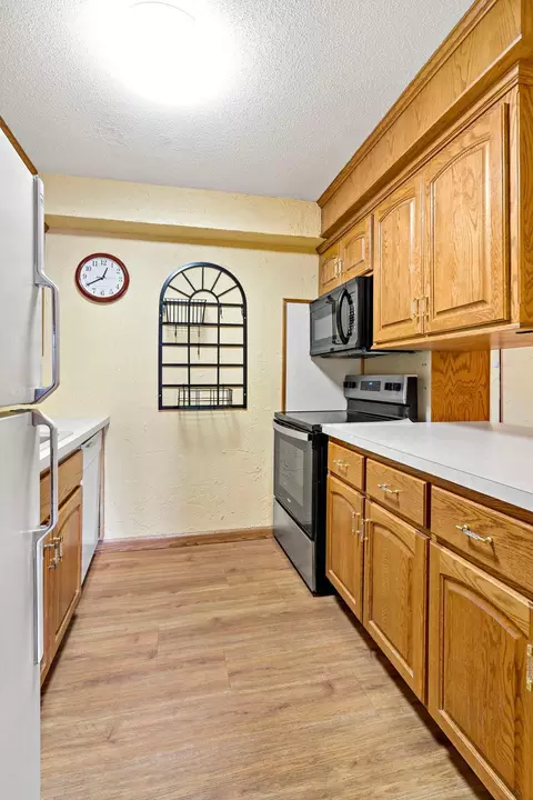 Kitchen - 5410 Three Points Blvd #411, Mound, MN 55364 photo 5 of 6