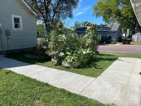 Exterior - 914 13th St, Windom, MN 56101 photo 5 of 6