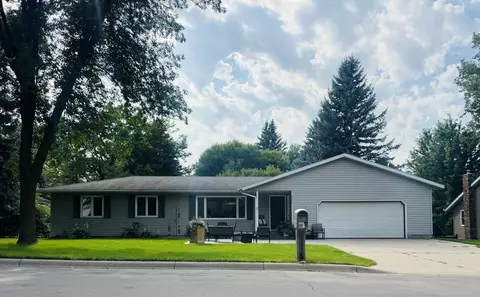 2750 Fairway Dr NE, Willmar, MN 56201