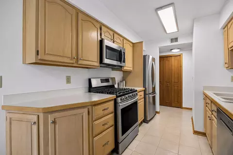Kitchen - 2400 Interlachen Rd #119, Spring Park, MN 55384 photo 5 of 8