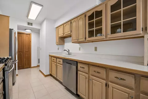 Kitchen - 2400 Interlachen Rd #119, Spring Park, MN 55384 photo 3 of 8