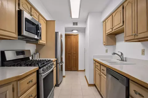 Kitchen - 2400 Interlachen Rd #119, Spring Park, MN 55384 photo 4 of 8