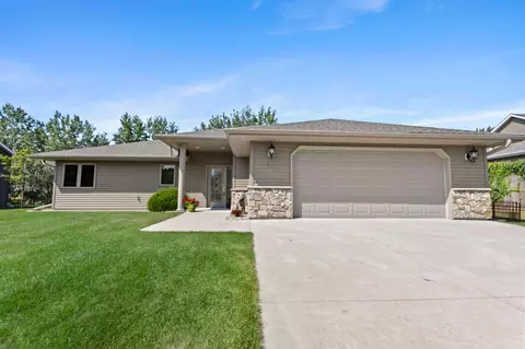 820 Willow Dr, Hutchinson, MN 55350