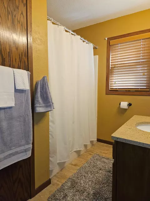 Bath - 904 Willmar Ave SE, Willmar, MN 56201 photo 3 of 4