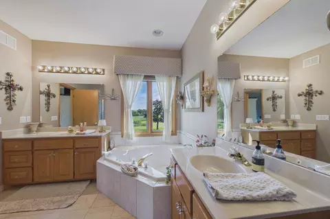 Bath - 9810 Bechtold Rd, Rogers, MN 55374 photo 1 of 3