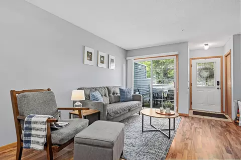 483 Mission Hills Way E, Chanhassen, MN 55317