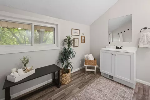 Bath - 3655 95th Ave SE, Saint Cloud, MN 56304 photo 4 of 5