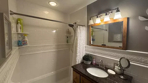 Bath - 1507 5th Ave NW, Austin, MN 55912 photo 2 of 4