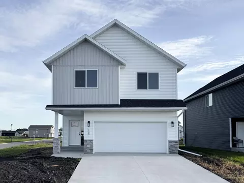 1105 Jill Dr W, West Fargo, ND 58078