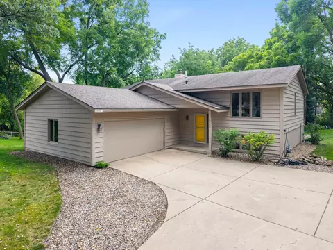 10465 Olympic Cir, Eden Prairie, MN 55347