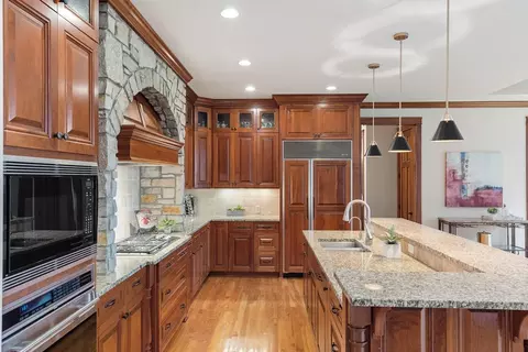 Kitchen - 2180 Crestview Dr, Excelsior, MN 55331 photo 5 of 6