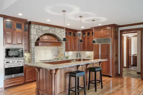 Kitchen - 2180 Crestview Dr, Excelsior, MN 55331 photo 3 of 6