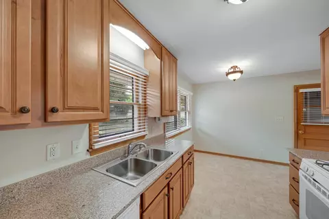 Kitchen - 903 Parallel St, Chaska, MN 55318 photo 4 of 5