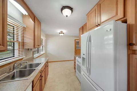 Kitchen - 903 Parallel St, Chaska, MN 55318 photo 5 of 5