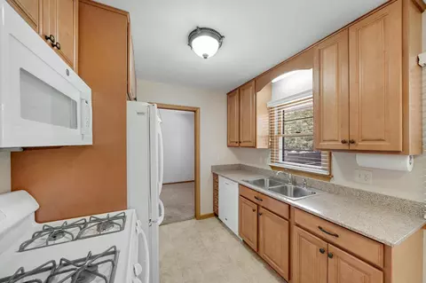 Kitchen - 903 Parallel St, Chaska, MN 55318 photo 3 of 5