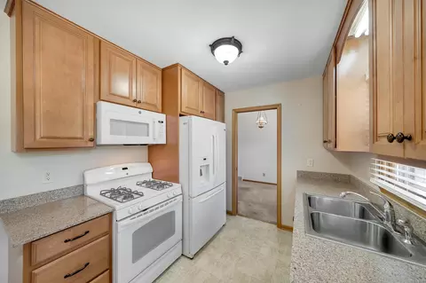 Kitchen - 903 Parallel St, Chaska, MN 55318 photo 2 of 5