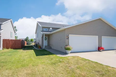 1062 38 12 Ave W, West Fargo, ND 58078
