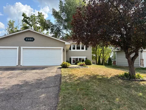 7101 Upper 17th St N, Oakdale, MN 55128