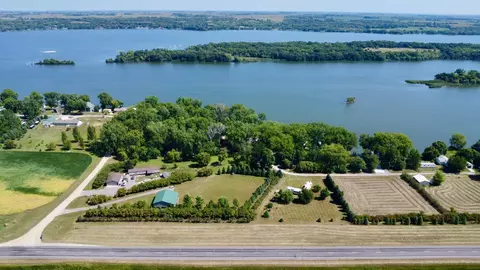 48481 Baileys Bay Rd, Big Stone City, SD 57216
