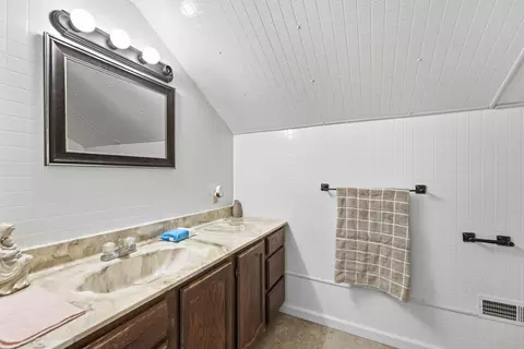 Bath - 516 4th St SE, Willmar, MN 56201 photo 2 of 2