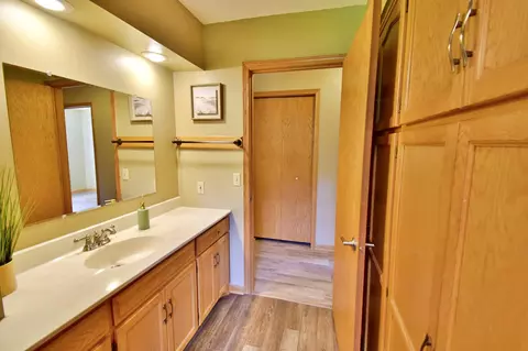 Bath - 6319 Laurel Rd, Saint Cloud, MN 56303 photo 3 of 4