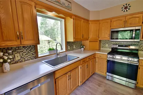 Kitchen - 6319 Laurel Rd, Saint Cloud, MN 56303 photo 3 of 5