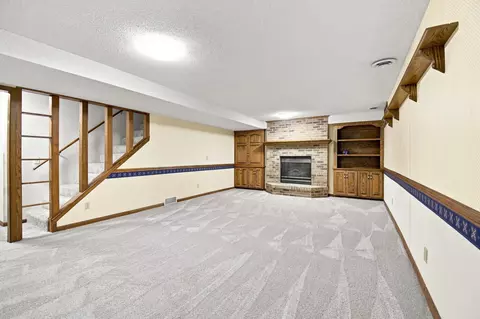 Living - 2000 9th St SW, Austin, MN 55912 photo 3 of 4